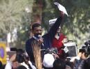 Kejriwal spends the night on street, threatens to flood Rajpath with protesters