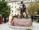 PM Modi pays tributes at Gandhi's statue in Washington