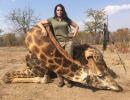 US hunter's dead giraffe photo creates furore