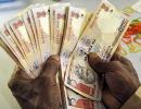 Limit on exchange of old notes reduced to Rs 2000 from Friday