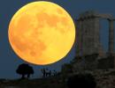 'Blood moon' dazzles skywatchers around the world