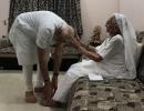 PM seeks his mother's blessings after poll victory