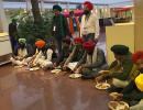 Farmers bring their own food at govt meeting, again