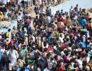 Mumbai: Hundreds of migrants gather at Bandra station