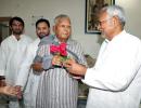 Nitish's Red Roses For Lalu