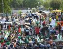 Protesting Punjab farmers spend night on road