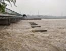 Delhi starts evacuating people from Yamuna floodplains