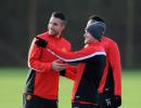 Rooney, Van Persie to miss Chelsea game