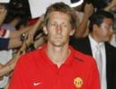 Van der Sar faces layoff with broken finger