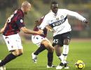 Under-fire Balotelli helps Inter win