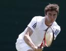 Simon cruises past lethargic Roddick