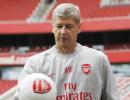 Wenger signs new contract with Arsenal