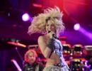 Shakira, Keys sizzle at FIFA World Cup concert