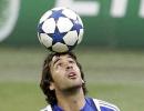 Schalke bank on Raul to shoot down United