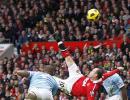 Rooney's 'bicycle' pedals Man Utd past City