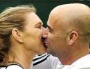 Agassi shows 'nude' image of wife Graf at auction