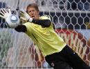 Man United goalkeeper Van der Sar to retire in May