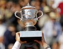 Li beats Schiavone to win French Open title