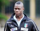 City's Balotelli escapes unhurt from car crash