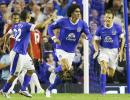 Fellaini and Everton stun Man United in league opener