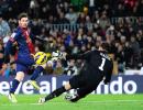 Soccer Roundup: Record for Barca, United go clear