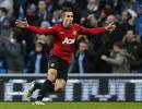 Van Persie breaches City fortress, Reds win at Upton Park