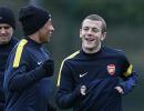 Wilshere, Chamberlaine extend Arsenal stay