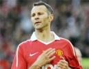 Giggs extends Man United contract for another year