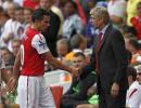 Van Persie says no fallout with Wenger