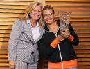 Dogged Sharapova fights pain to reclaim top spot