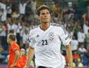 Gomez brace gives Germany 2-1 win over Dutch