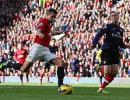 Man United go top as Van Persie haunts Arsenal