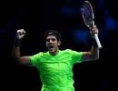 Del Potro beats Federer to reach semis in London