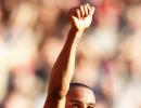 Walcott wants to stay at Arsenal as talks continue