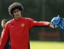 Manchester United's Fellaini sidelined for weeks after wrist surgery