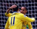 EPL PHOTOS: Walcott lifts Arsenal, City sink Liverpool