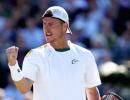 Hewitt rolls back years to beat Del Potro