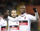 Balotelli helps 10-man Milan sink Genoa