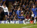 Sigurdsson strike helps Spurs hold Chelsea