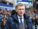 Moyes replaces Ferguson at Manchester United