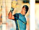 Barcelona keeper Valdes out till end of year