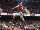 EPL PHOTOS: Carroll heads West Ham to third spot, Leicester lose