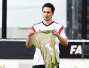 Hummels denies making promise to United's Van Gaal