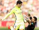 La Liga: Barca hot on Real's heels after Suarez shines