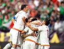 Copa America: Mexico strike late to down Uruguay in thriller