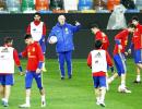 Del Bosque defends tactics to go with unchanged sqaud