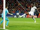 Easy for Manchester Utd; PSG rout Bayern Munich