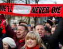 Manchester United mark 60 years since Munich air disaster