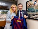 Julia Roberts cheers for FC Barcelona in pre-season match against Spurs