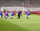 PIX: More German teams kneel before games